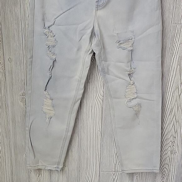 Wild Fable Highest Rise Light Wash Distressed Mom Jeans Womens  Size 8 NWT - Picture 3 of 16